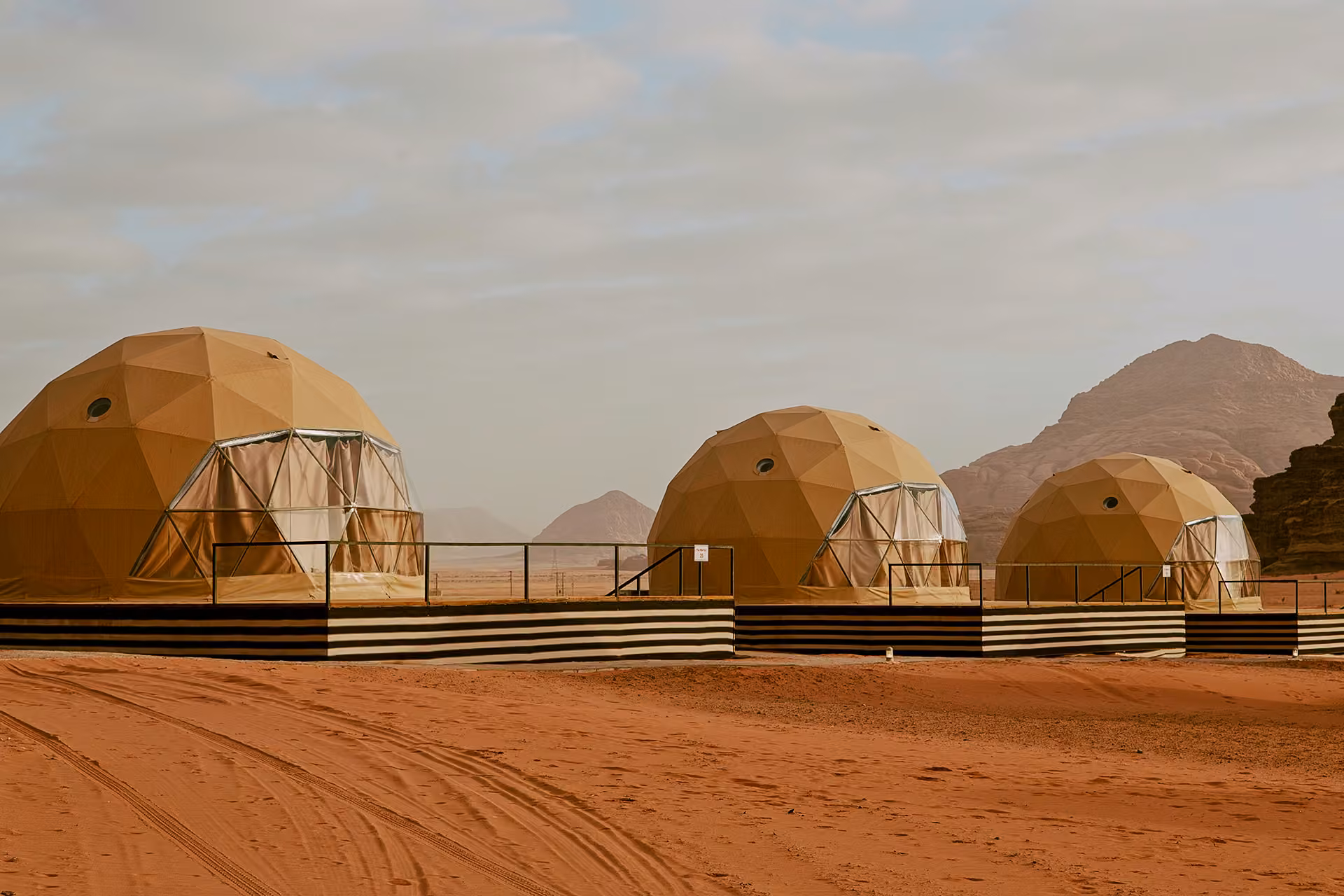 Trois Cocoon implantés dans un paysage désertique