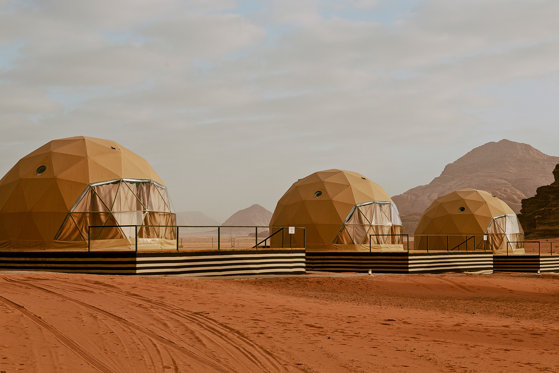 Trois Cocoon implantés dans un paysage désertique